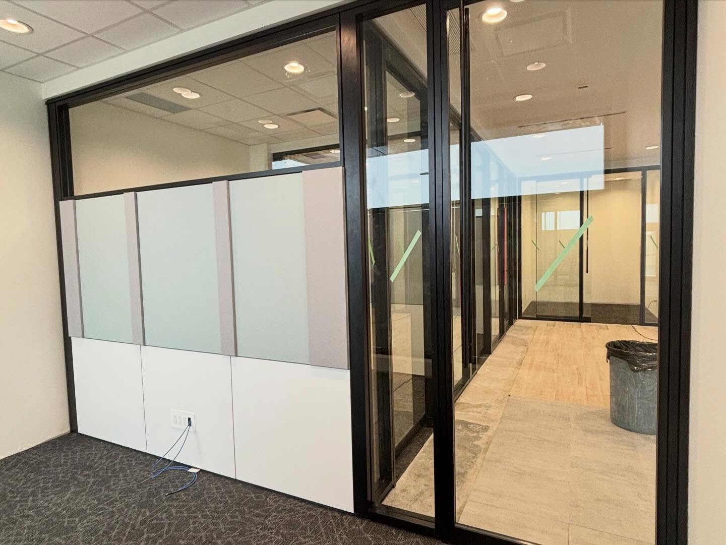 Mixed partition system with glass and solid panels